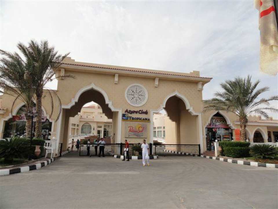 Hoteleingang Hotel Tropicana Azure Club