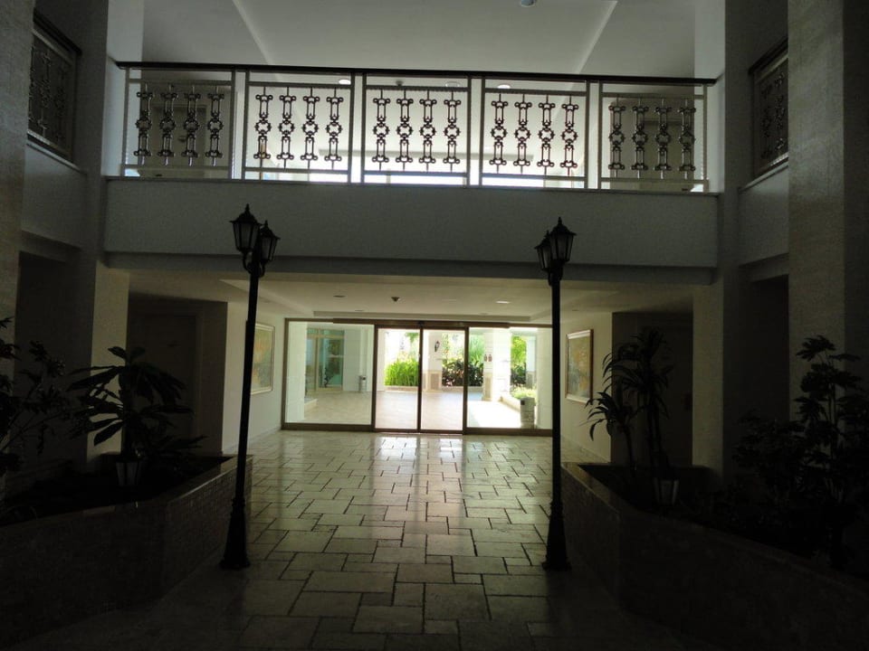 Wyjście z części mieszkalnej Alba Queen Hotel