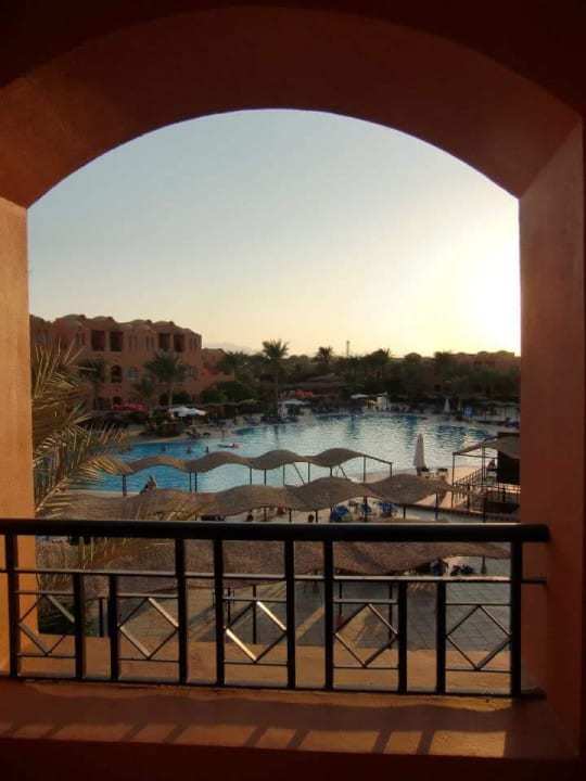 Im halb offenen Treppenhaus  Jaz Makadi Oasis Resort