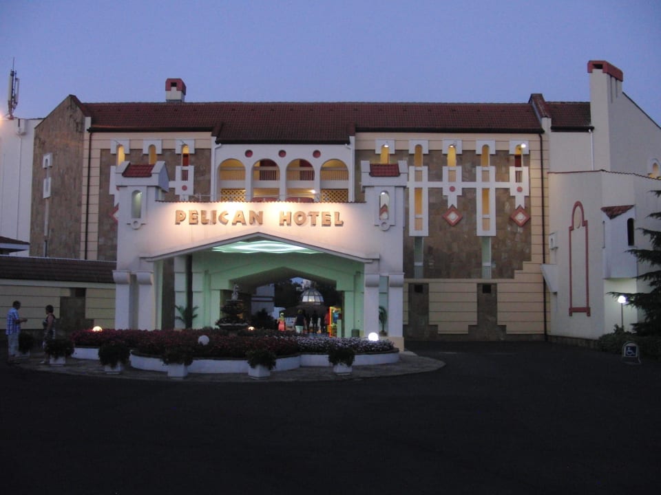 Hoteleingang am Abend Duni Royal Pelican Resort