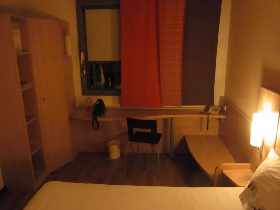 Tisch und Kofferablage Leonardo Hotel Verona