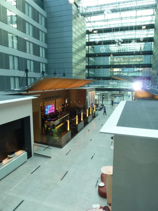 Links ist die Bar Hilton Frankfurt Airport