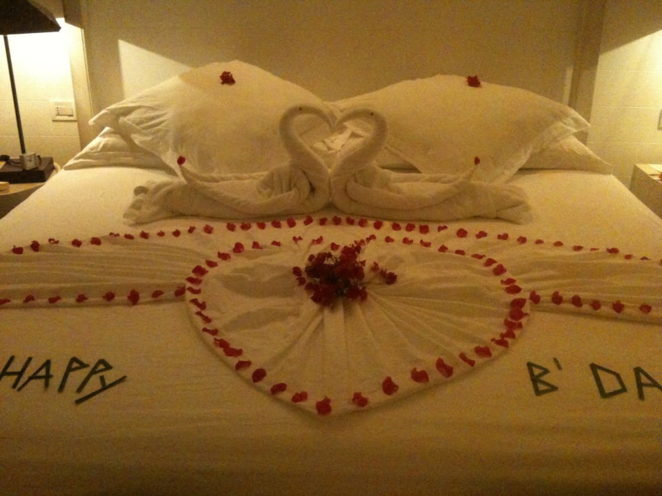 Geburtstags Deko auf dem Bett ananea Diamonds Athuruga