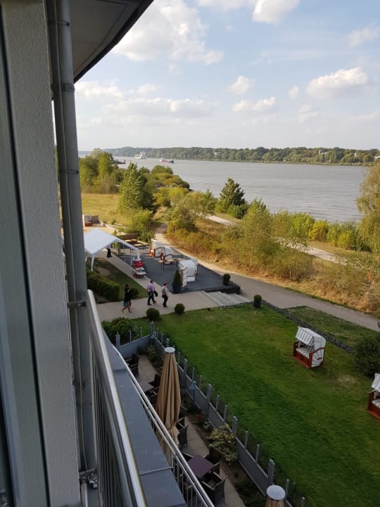Ausblick elaya hotel hamburg finkenwerder