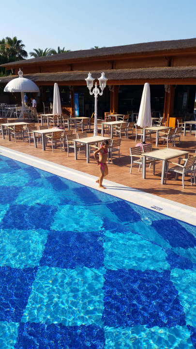 Бассейн и кафе возле пляжа Quattro Beach Spa & Resort