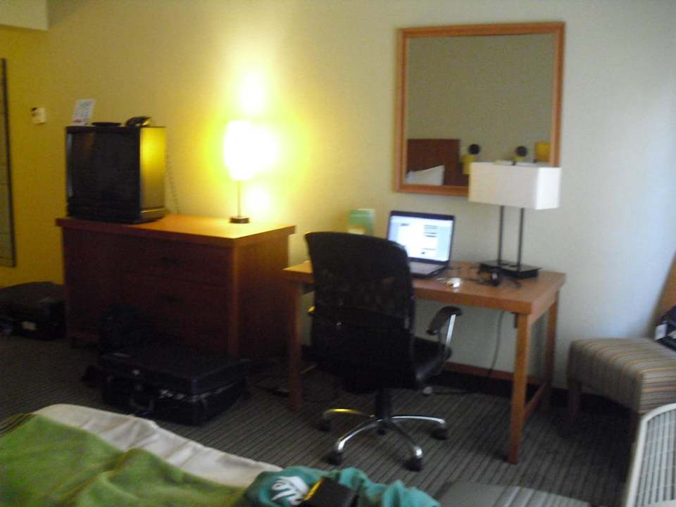 Arbeitsbereich und TV La Quinta Inn & Suites Durham Research Triangle Pk