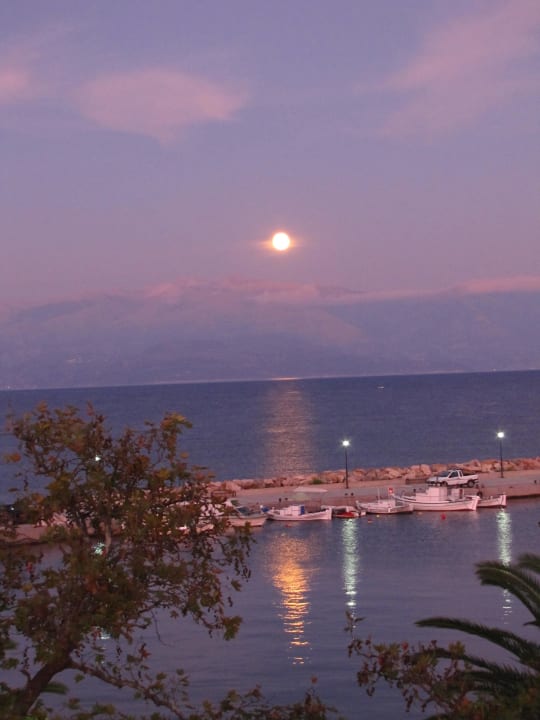 Der Vollmond ist gerade aufgegangen Akroyali Hotel & Villas