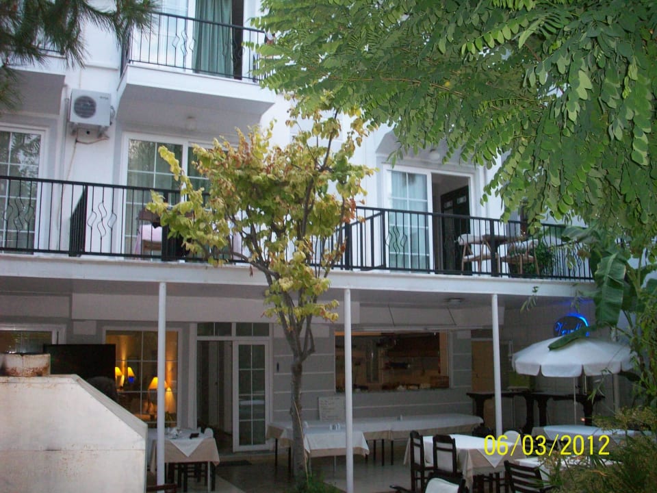 Hotel von außen, ruhige Seitenstraße Hotel Vanilla