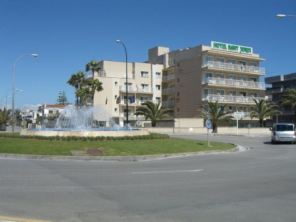 Seite vom Kreisverkehr  aus  Hotel Sant Jordi