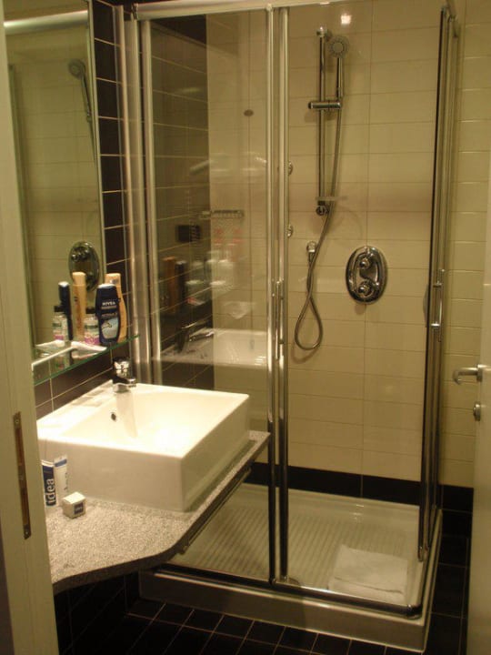 Modernes Bad iH Hotels Roma Z3