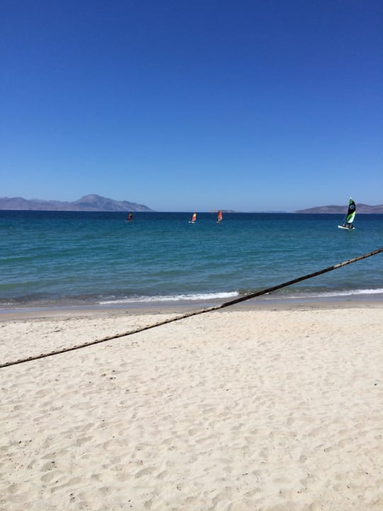 Strand vor der Surfschule Neptune Luxury Resort