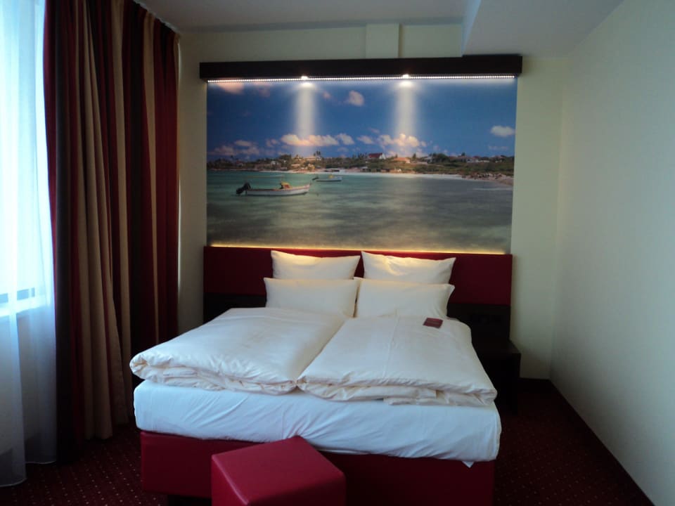 Doppelbett mit Beleuchtung Best Western Plus Plaza Berlin Kurfürstendamm