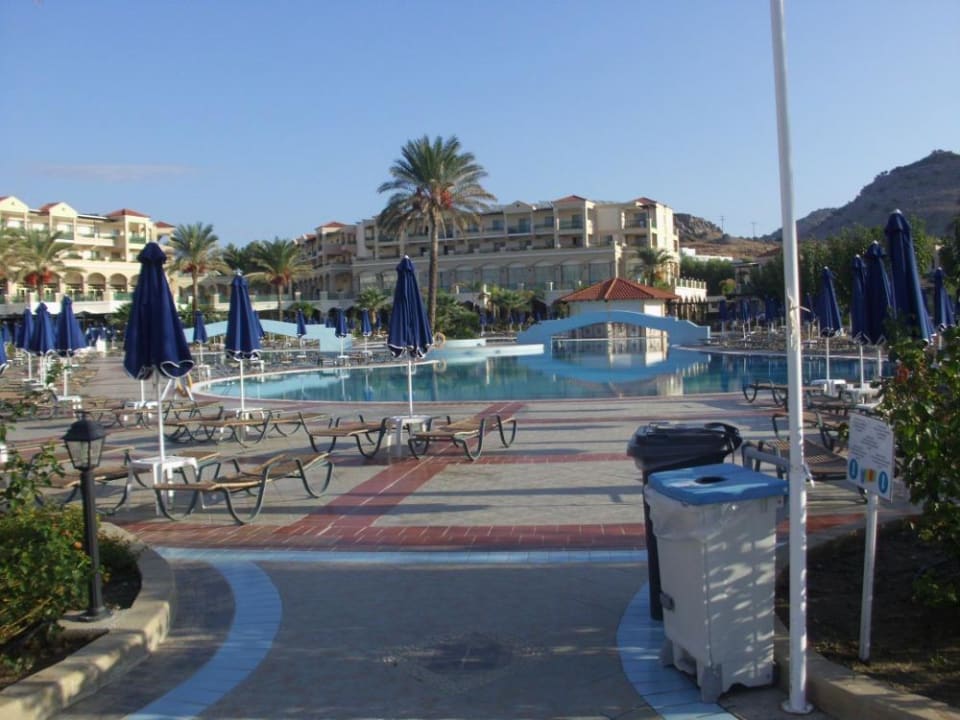 Blick über einen Teil der Poolanlage Lindos Princess Beach Resort & Spa