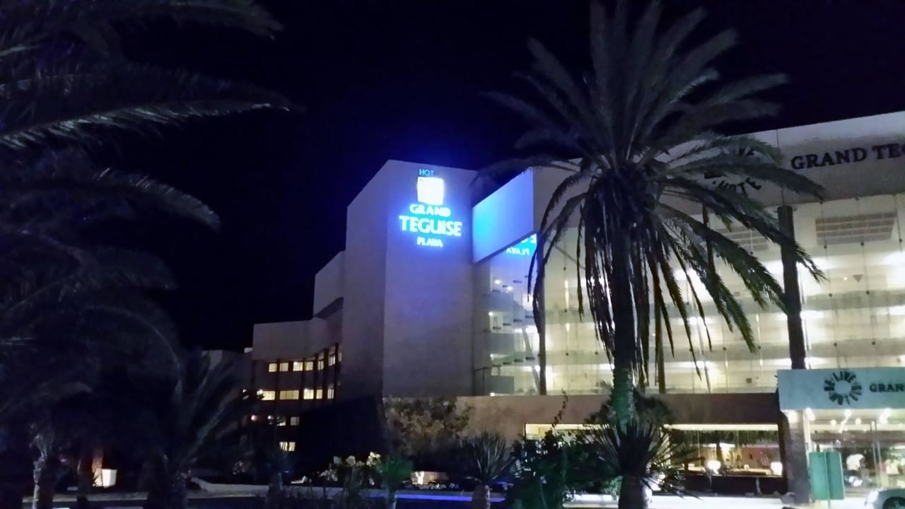 Am Abend von aussen Hotel Grand Teguise Playa