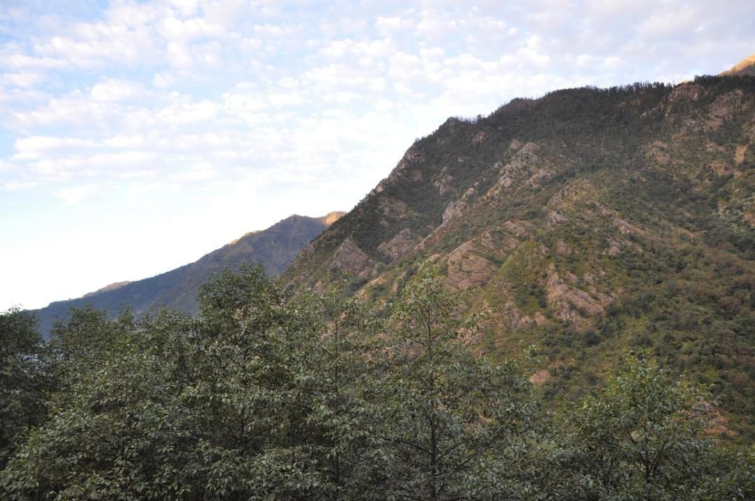 Blick ans Ende der Schlucht Zhangmu Dram Hotel