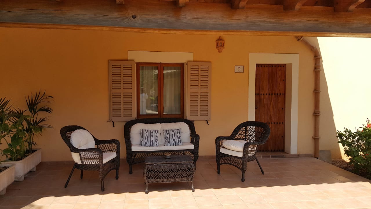 Terrasse bei jedem Zimmer Finca Ses Rotes Velles
