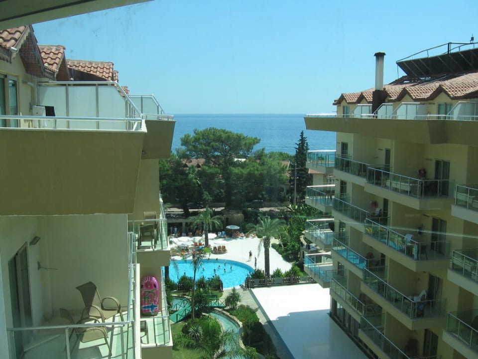 Вид из окна на море и бассейн. Hotel Grand Ring