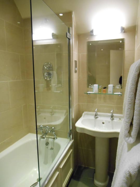 Extremely tight bathroom Hotel Washbourne Court