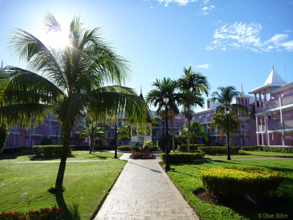 Blick auf Gartenanlage und Wohnbereiche Hotel Riu Palace Tropical Bay