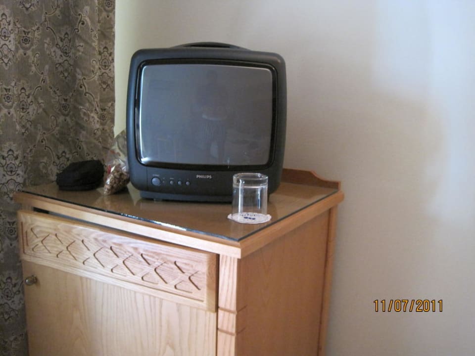 LCD TV und Top Kühlschrank - Ironie Mitsis Petit Palais