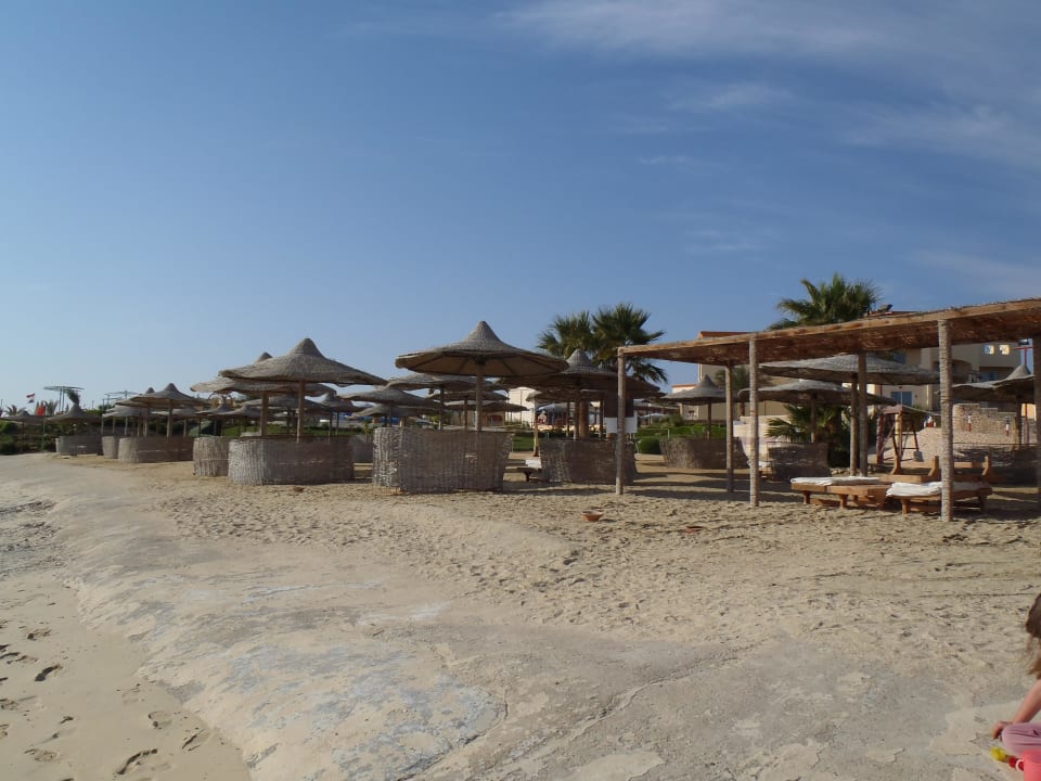 Widok na plaże od strony morza Blue Reef Red Sea Resort
