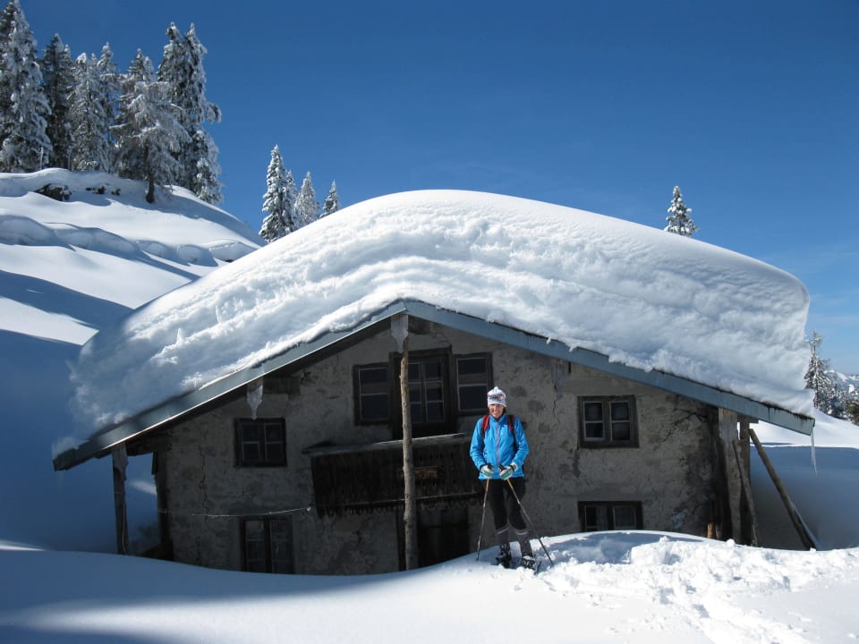 Sommer wie Winter ein Traum mit Schneeschuhen Haus am Maibaum
