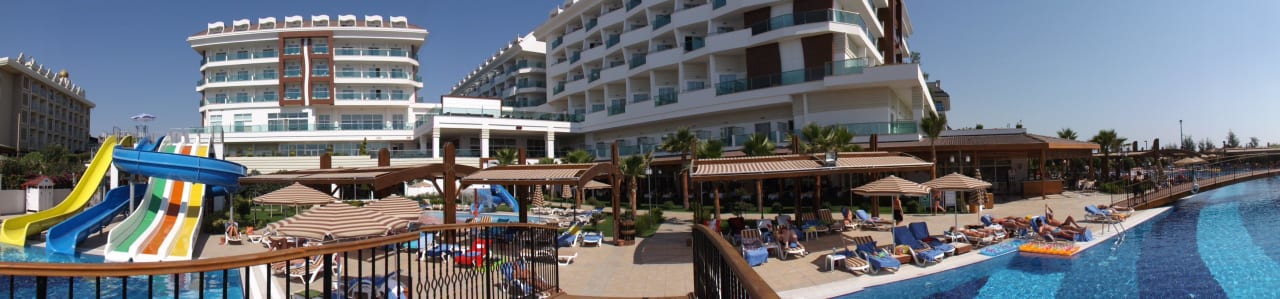 Panorama-Aufnahme vom Pool aus Adalya Ocean Deluxe