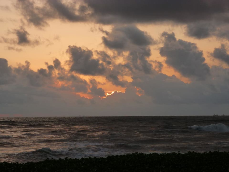 Sonnenuntergang am Strand Royal Palms Beach Hotel