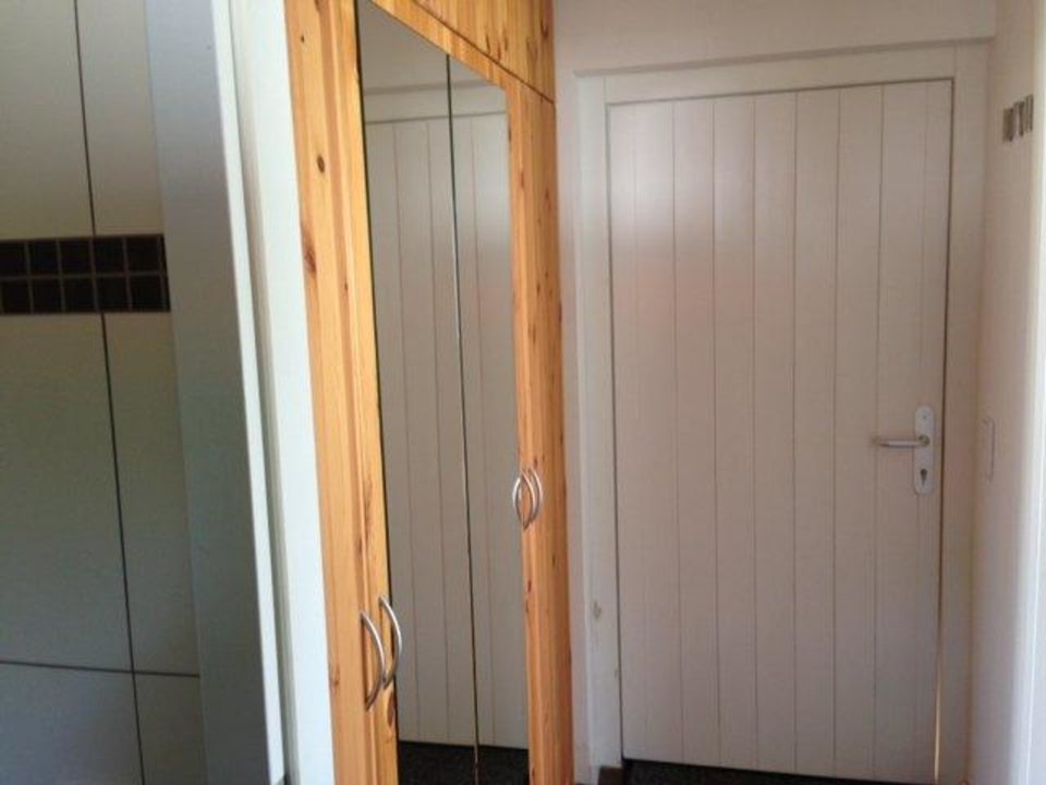 Schrank & Eingangstür (vom Bad aus fotografiert) Hotel Havellandhalle Resort