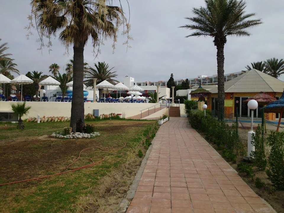 Weg vom Strand zum Pool und Hotel Royal Lido Resort & Spa