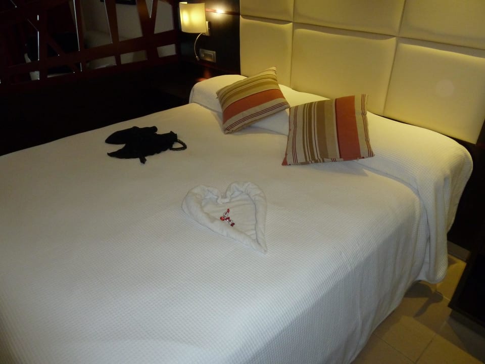 Das schön gemachte Bett TUI BLUE Oceanis Beach and Spa Resort