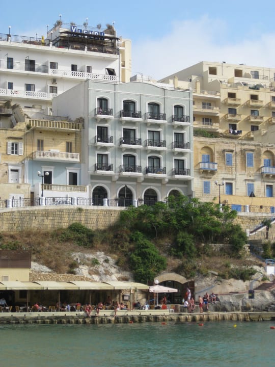 Hotelfront, darunter der Tunnel zum Strand Hotel Xlendi Resort & Spa