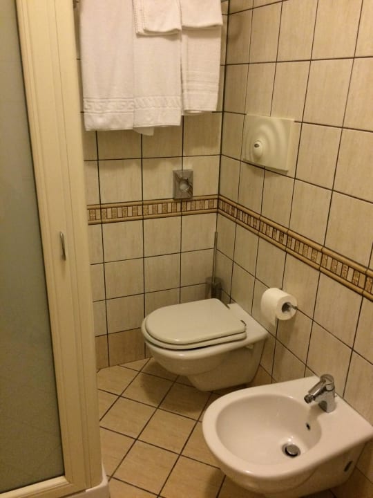 "richtig viel" Platz hat man auf dem WC Hotel Buono