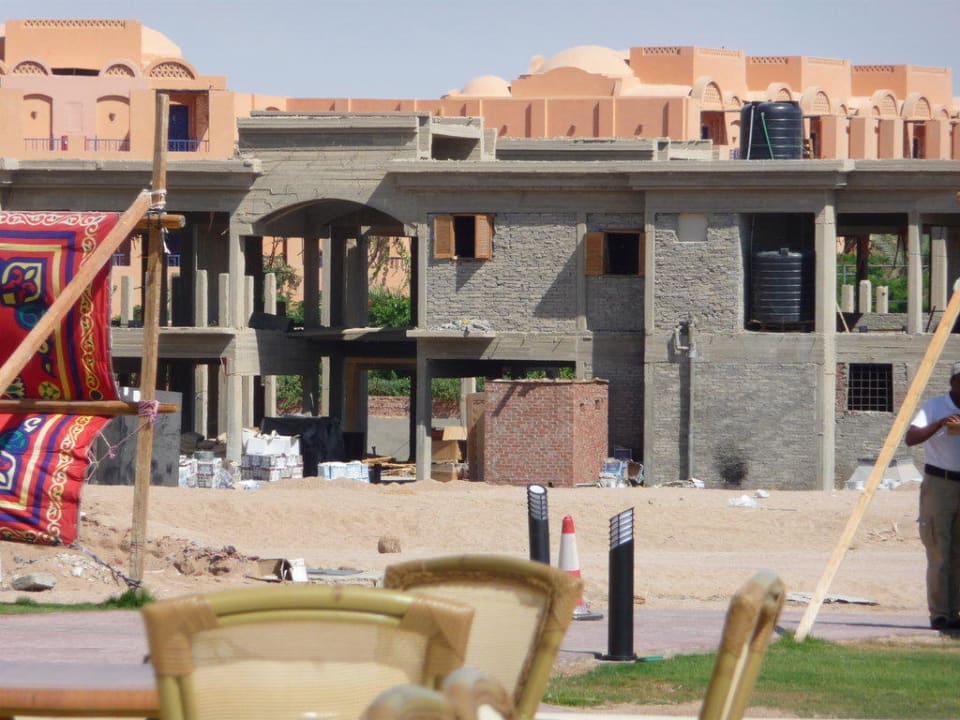 Restaurantterrasse mit Aussicht auf Baustelle Cleopatra Luxury Resort Makadi Bay