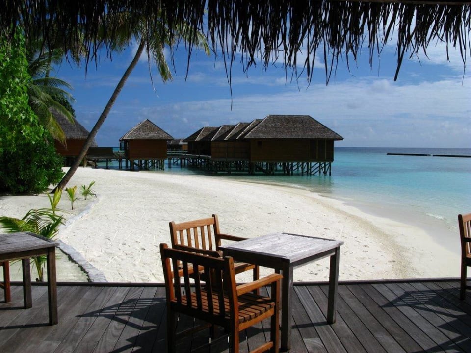 Blick vom Dhonveli-Restaurant auf das Spa Veligandu Maldives Resort Island