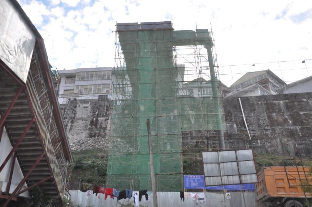 Gegenüber, aber selbe Straßenseite Zhangmu Dram Hotel