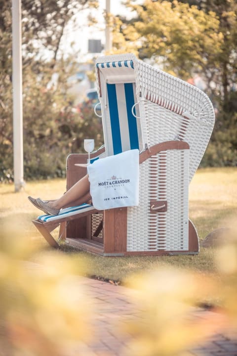 Terrasse mit Strandkörben Strandhotel Strande