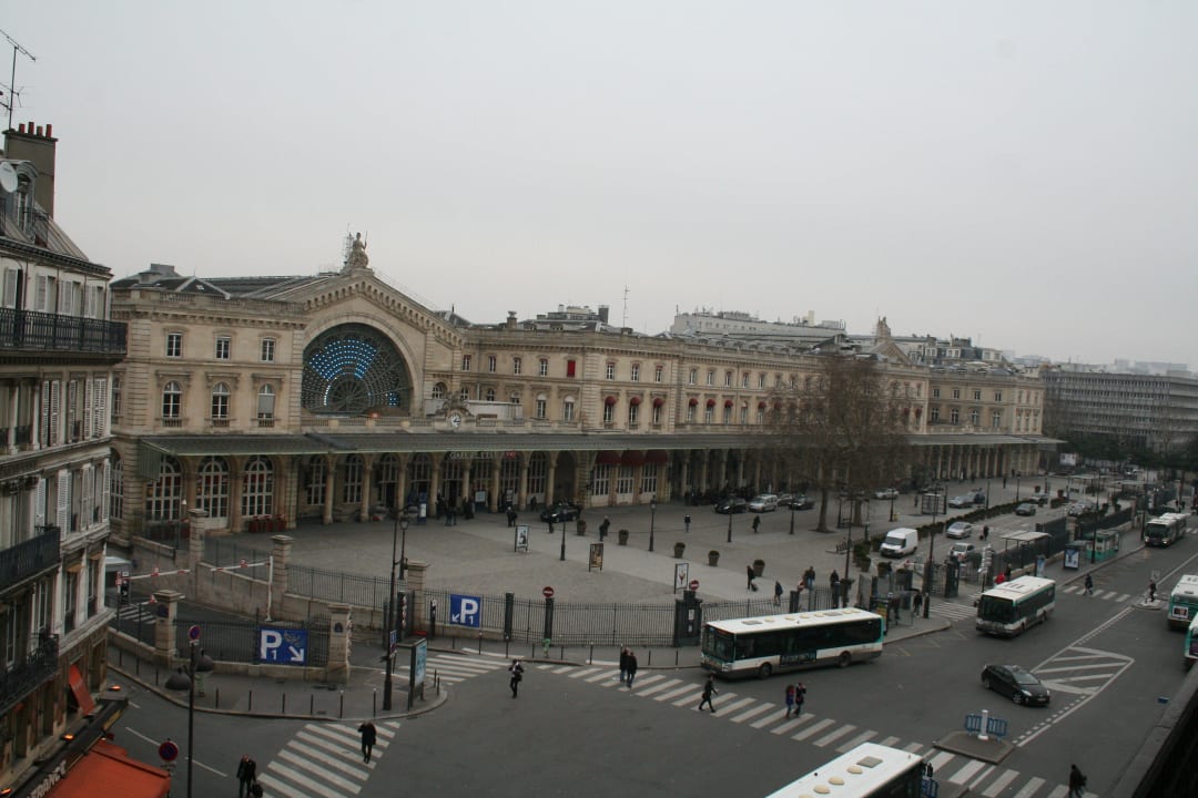 Ausblick vom Zimmer auf den Gare de L'Est Hotel Libertel Gare de L'Est Francais