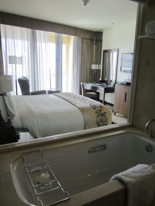 Blick vom Bad ins Zimmer Kempinski Central Avenue Dubai