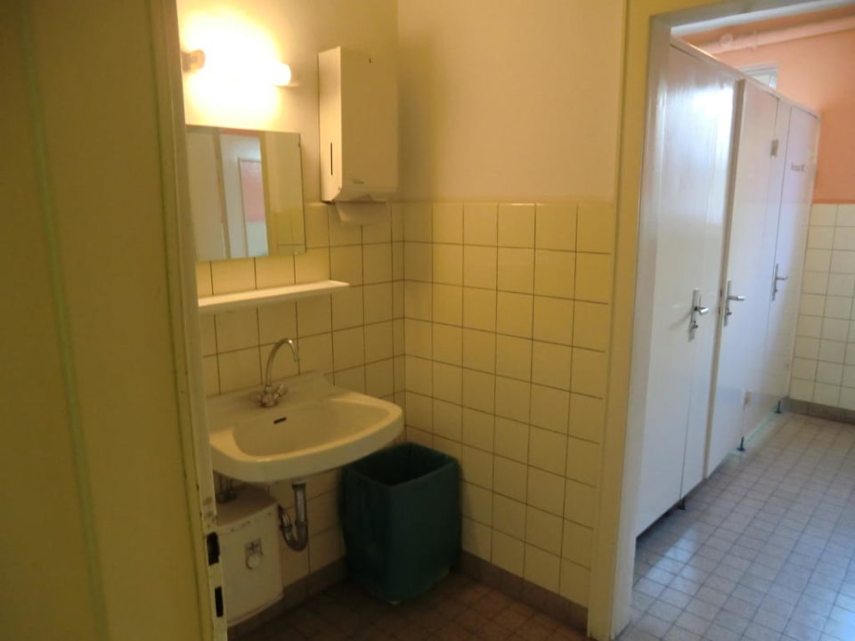 Gemeinschafts WC, sauber, aber gewöhnungsbedürftig Hotel Pacific