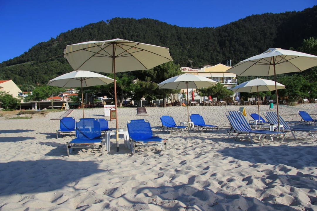 Die Strandliegen und Schirme vom Hotel Hotel Golden Sand