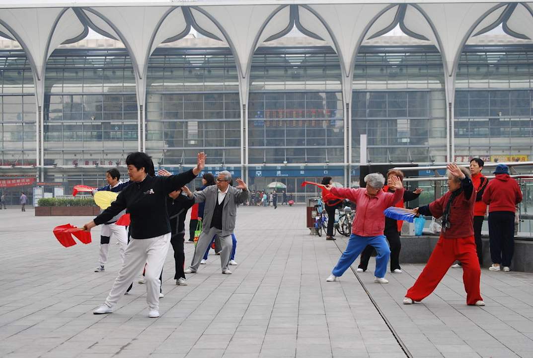 Tai Chi - Anhänger vorm Hotel Shanghai Zhongxiang Hotel