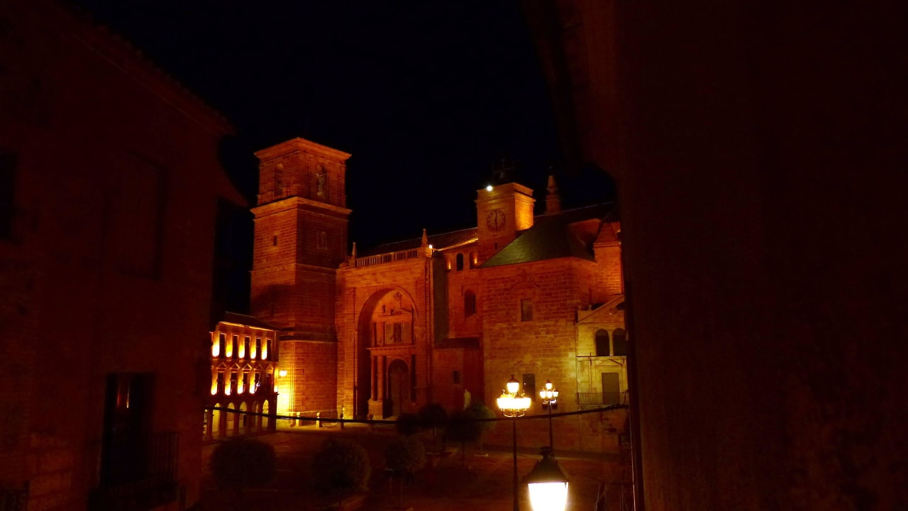 Kirche bei Nacht Hotel La Morada de Juan de Vargas