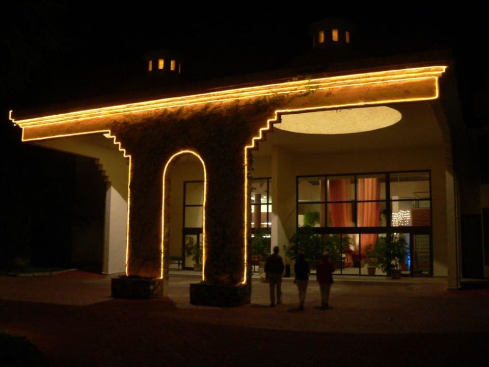 Hoteleingang bei Nacht Hotel Defne Star