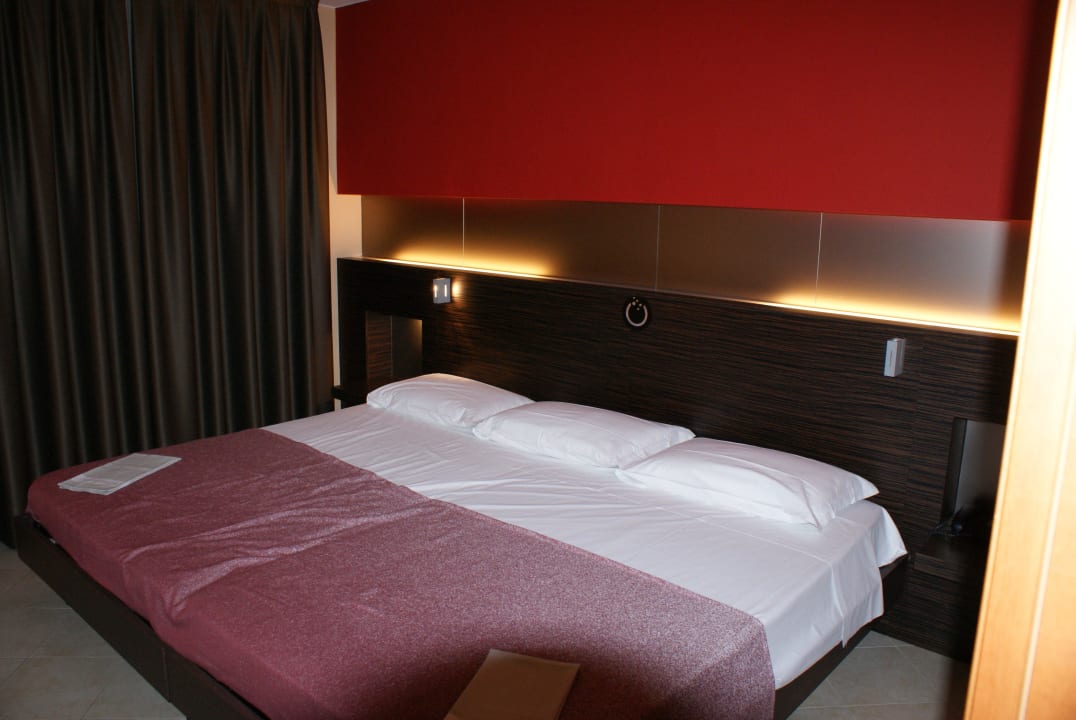 Riesiges Doppelbett Hotel Rosso Frizzante