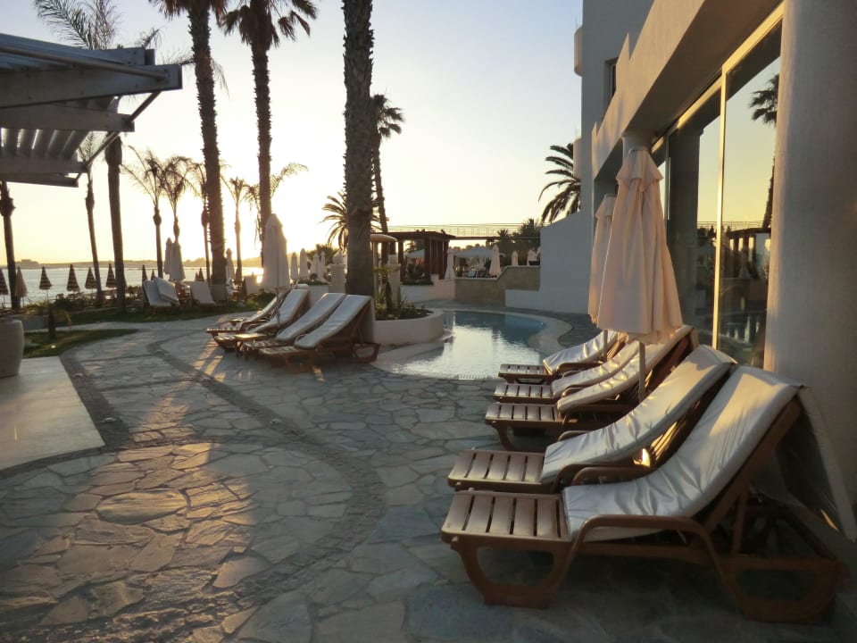 Rechts der Eingang zum Hallenbad Alexander The Great Beach Hotel