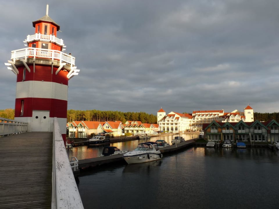 Weg zum Leuchttum, mit Blick zum Hotel Precise Resort Hafendorf Rheinsberg