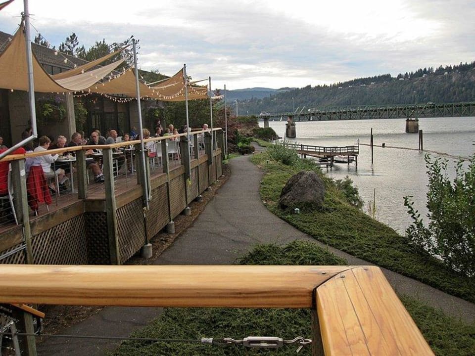 Restaurantterrasse am Fluss Best Western Plus Hotel Hood River Inn