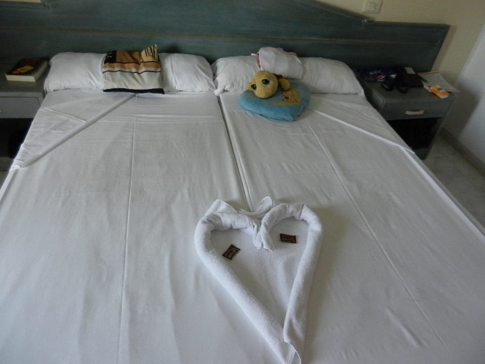 Schön gemachte Betten im Zimmer 119 Caprice Janeiro Hotel & Spa