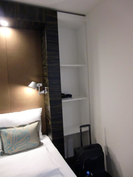 Regal im Zimmer Motel One Berlin-Spittelmarkt